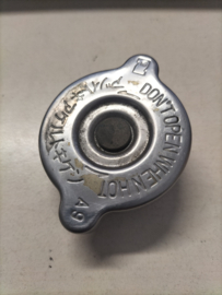 Radiateurdop Nissan 21430-89906 160/ 720/ 910/ B11/ C120/ E23/ F22/ K10/ M10/ N12/ T11 Gebruikt.