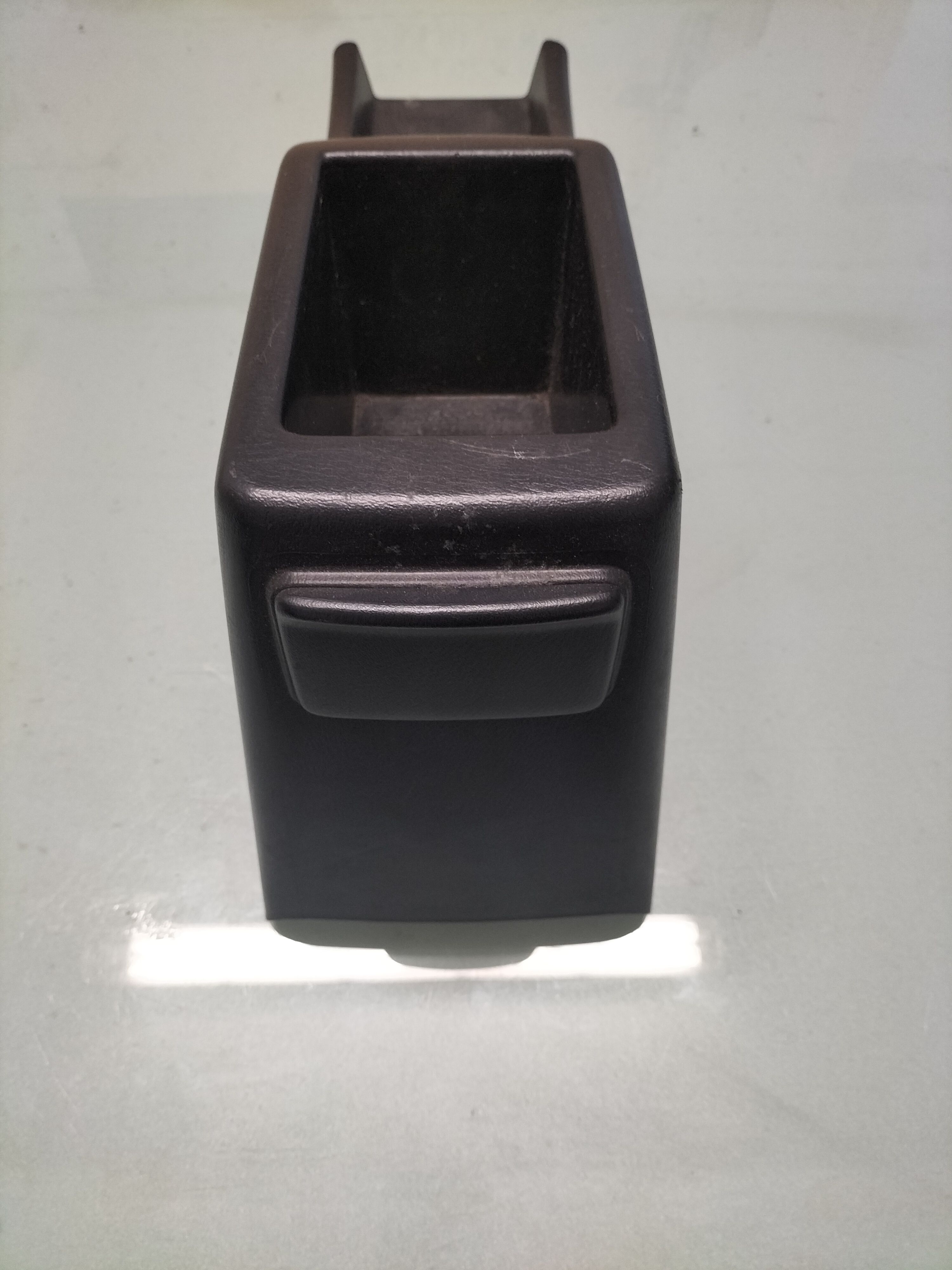 Middenconsole achterzijde Nissan Almera N15 96911-0M501 (96911-0M500) Gebruikt.