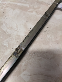 Portierraamgeleider rechtsvoor Datsun Cherry E10 80820-M0202 Gebruikt.