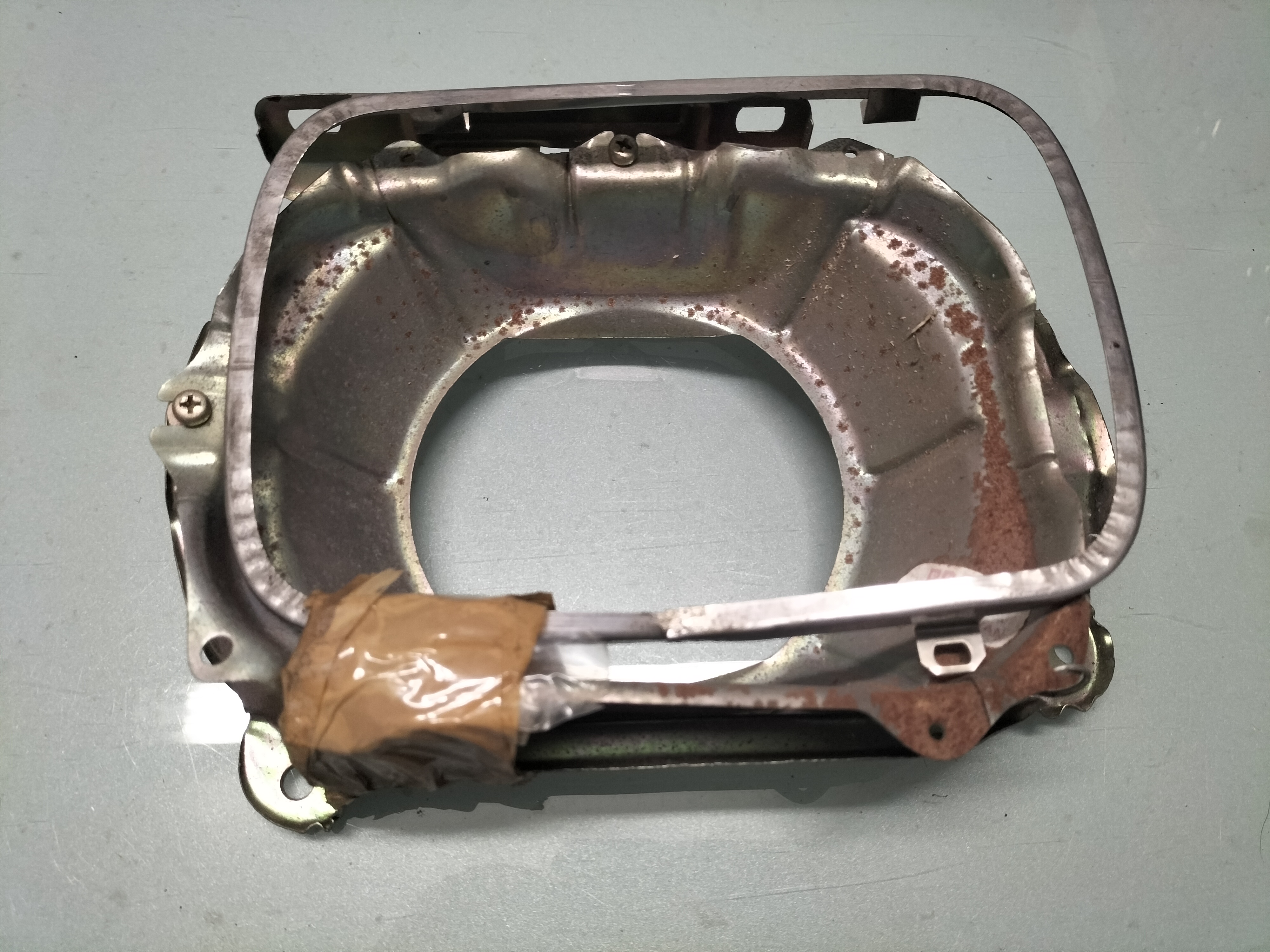 Koplamphuis links Datsun Sunny B310 26017-W7600 + 26023-W7600 (1622251) Nieuw. Lichte roestvorming.