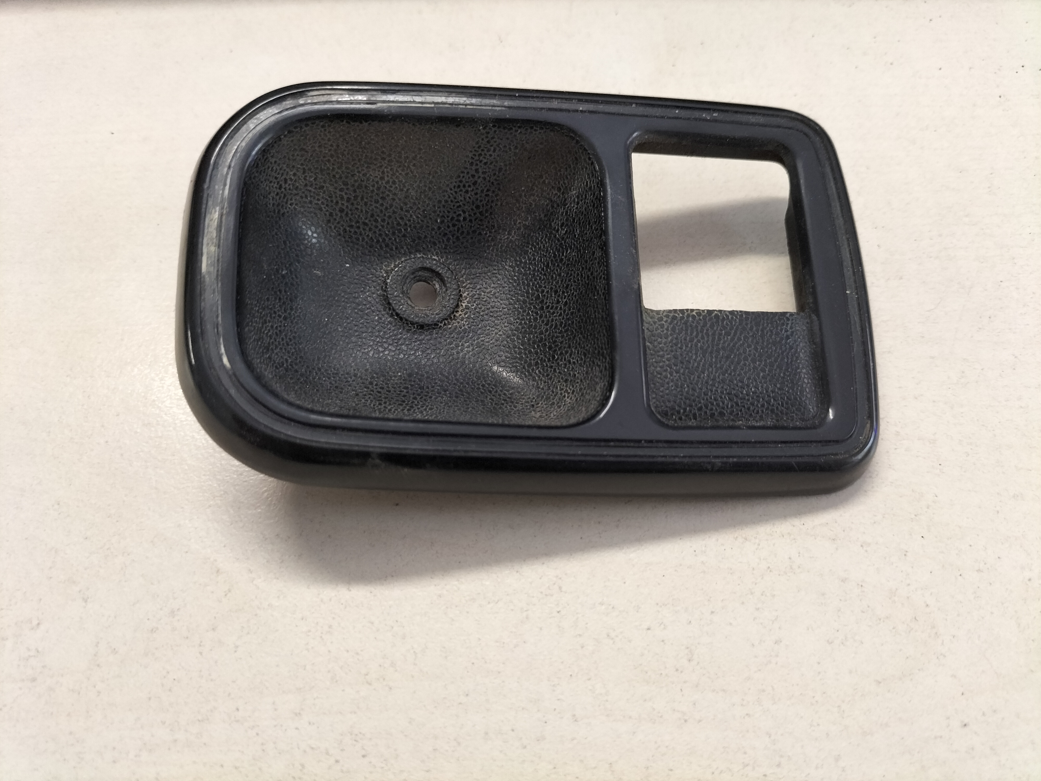Afdekkap binnenkant handgreep links Datsun Cherry E10 80531-M0208 Gebruikt.