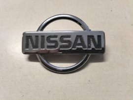 Motorkapembleem Nissan 100NX B13 65890-61Y00 Gebruikt.
