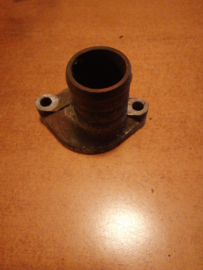 Koelwateruitlaatflens CA16S/ CA18S/ CA18T/ CA20E/ CA20S/ Z20/ Z20S/ Z24/ Z24I  Nissan 11060-W7001  D21/ E23/ E24/ F22/ M10/ M11/ T11/ T12/ T72/ U11/ WD21 Gebruikt.