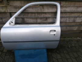 Portier linksvoor Nissan Micra K11 80101-74B30 (KL0)