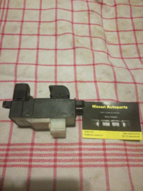 Raambedieningsschakelaar bestuurderskant Nissan Almera N15 25401-1N010 (25401-0N010) Gebruikt.