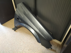 Zijscherm rechts Nissan Primera P12 (KY5) 63100-AV630 Gebruikt. Lichte schade.