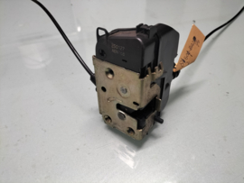 Deurslot linksachter Nissan Primera P12 Wagon 82501-BA270 Gebruikt.