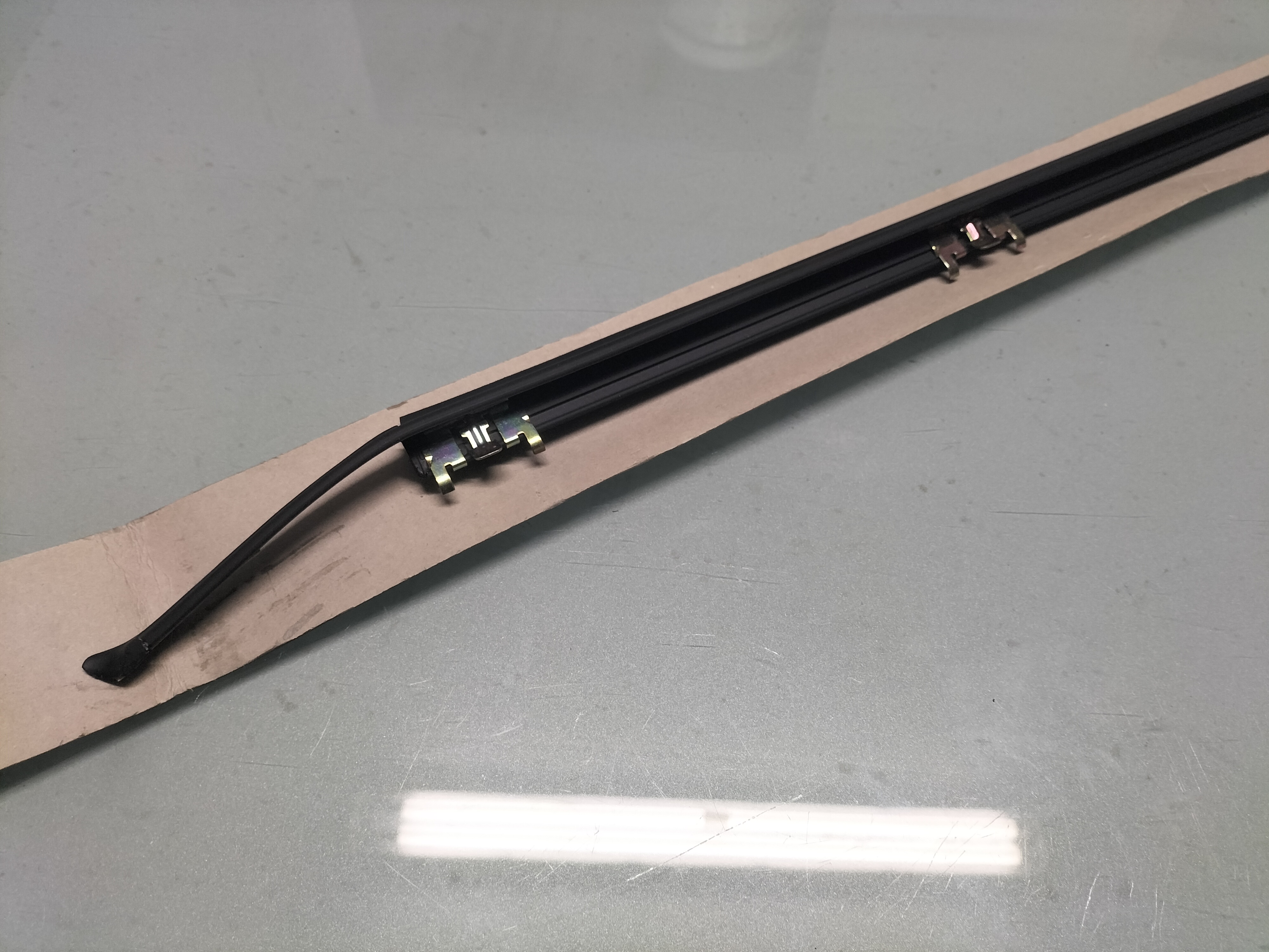 Portierraamgeleider linksvoor Nissan 80821-26M03 Orgineel.
