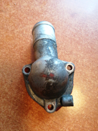 Aansluitflens koelwaterbuis thermostaathuis GA14DE/ GA16DE 13049-73C01 B13/ N14/ N15/ W10/ Y10 Gebruikt.
