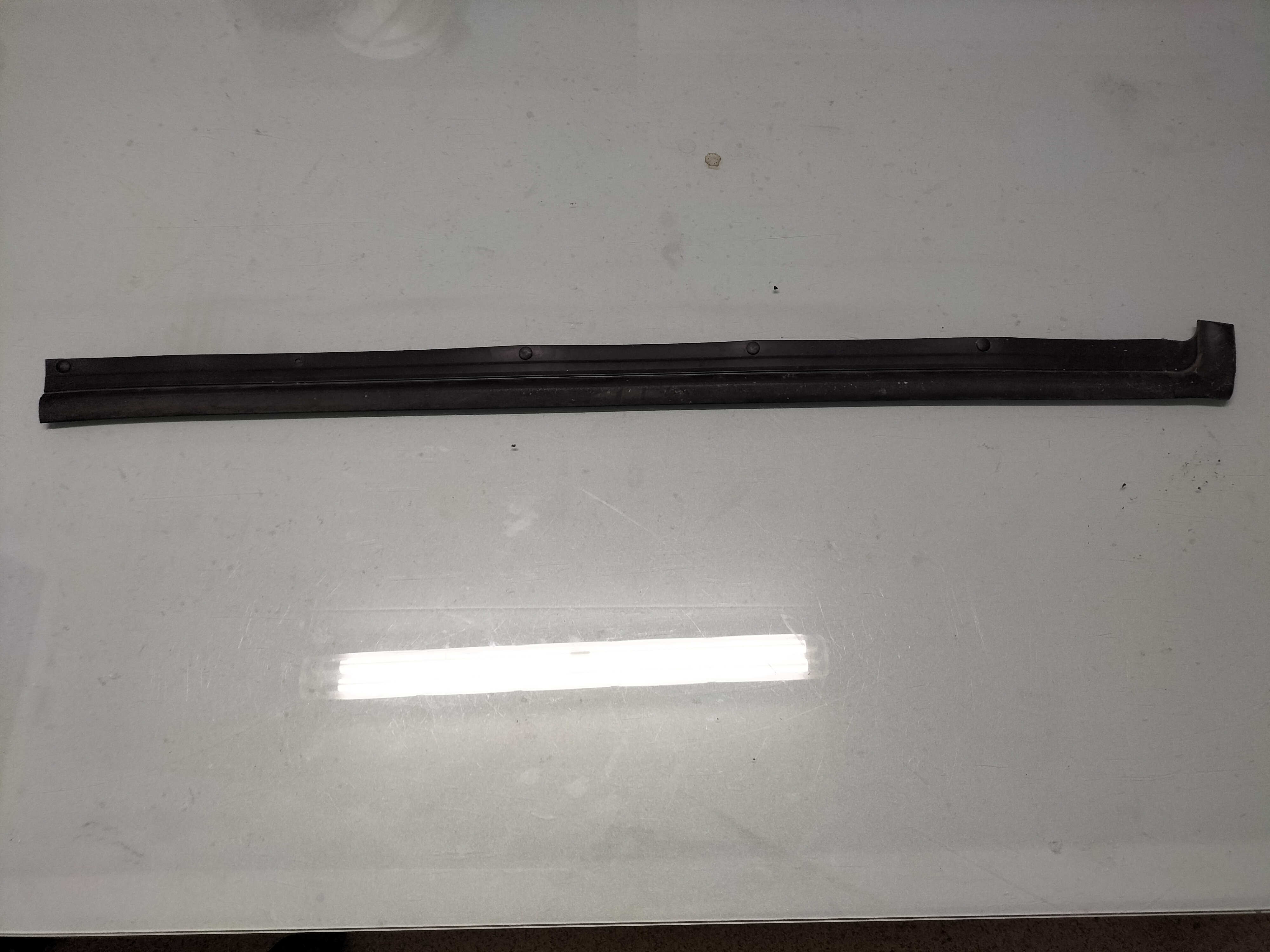 Deurrubber onderzijde linksvoor Nissan Qashqai J10/ JJ10 80839-JD00B Gebruikt.