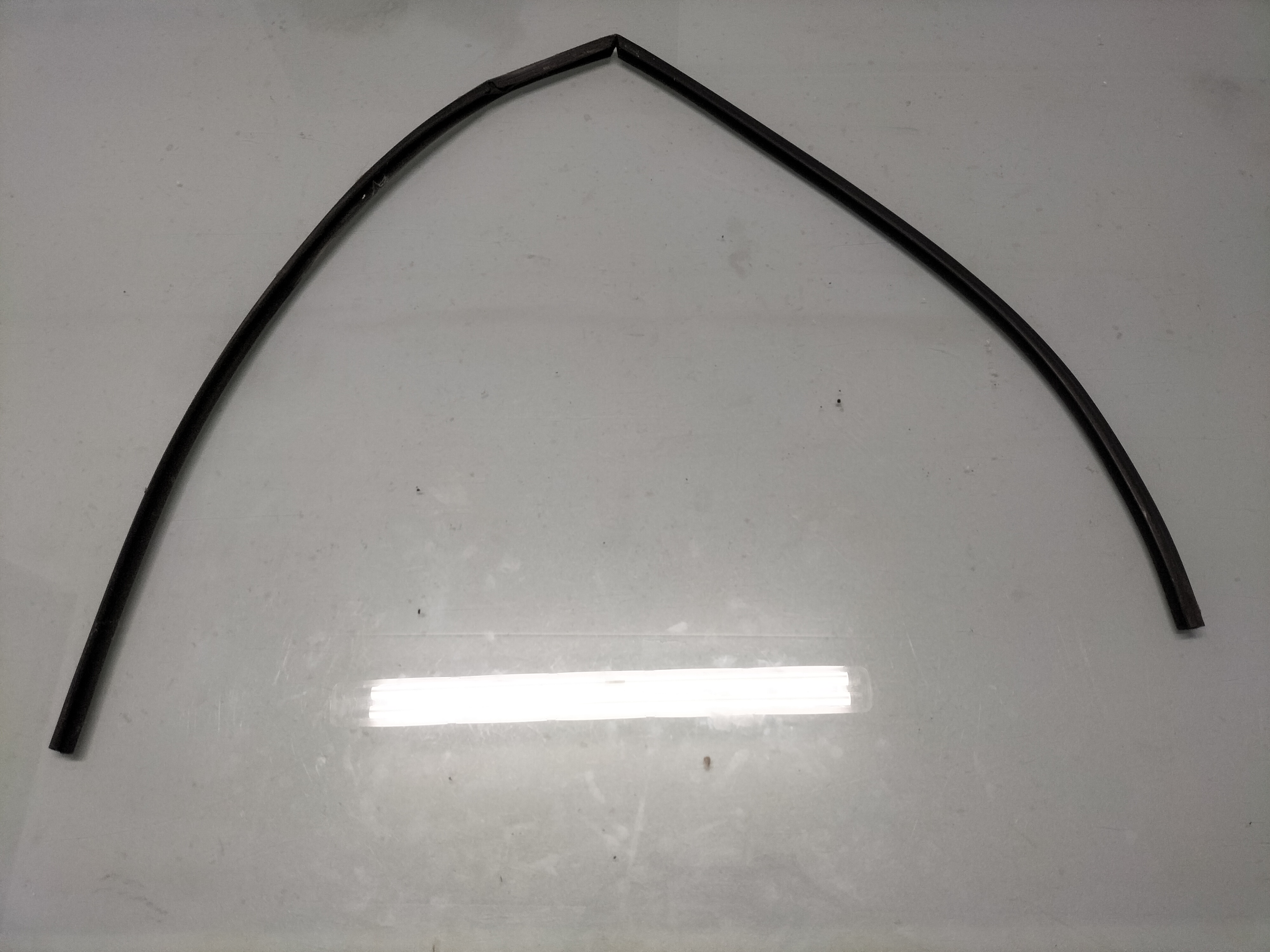 Raamgeleiderubber achterportier Datsun Cherry E10 4-deurs sedan 82337-M0303 Gebruikt.
