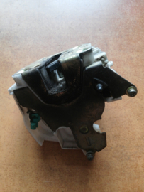 Deurslot rechtsachter Nissan Primera P11/ WP11 82502-9F511 Gebruikt.