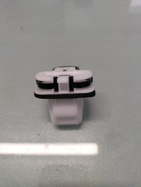 Sluiting achterbankzitting Nissan 88304-0M000 A32/ CA32/ N15/ N16/ P11/ P12/ WP11 Origineel.