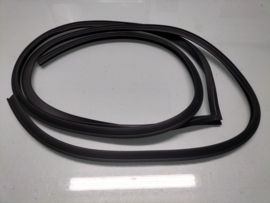 Deurrubber linksachter deurzijde Datsun Sunny B110 4-deurs sedan 82831-H1001 Nieuw.