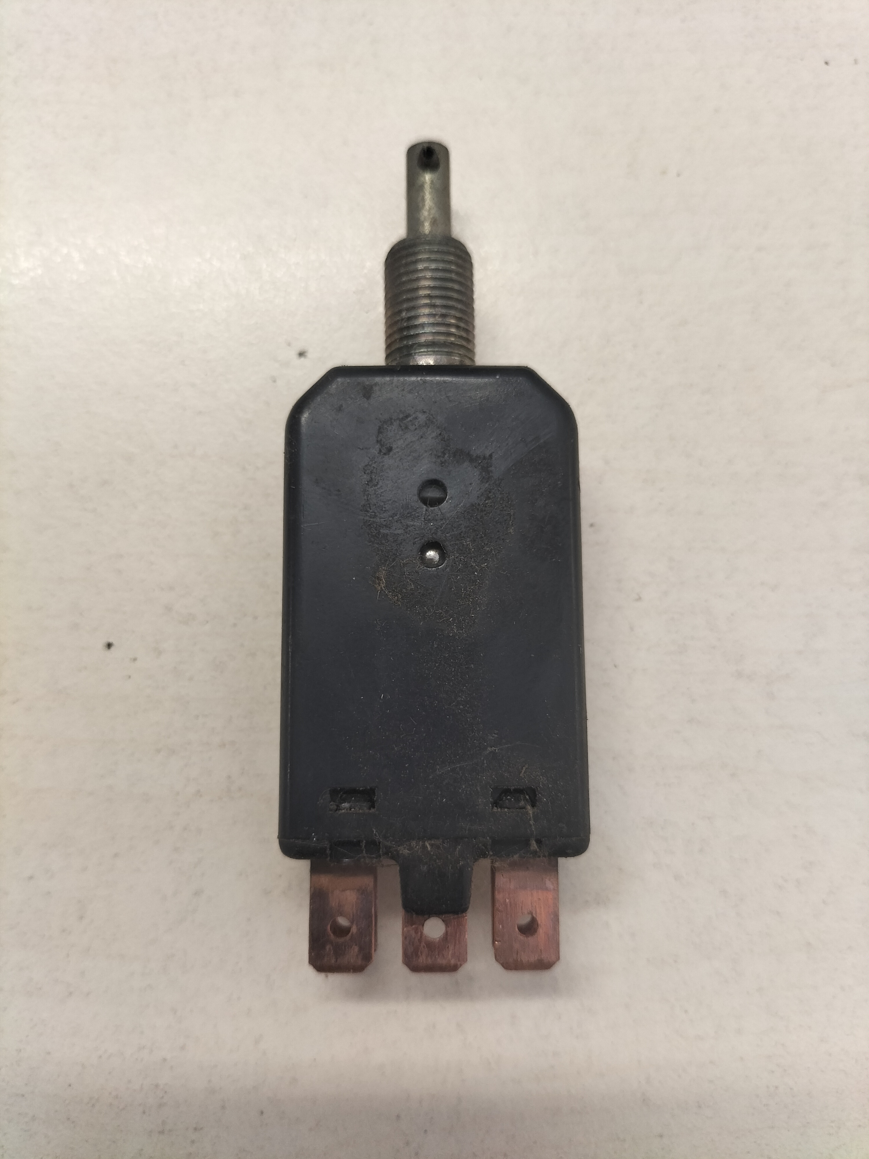 Alarmlichtschakelaar Datsun Cherry E10 25595-M0200 Gebruikt. Incompleet.