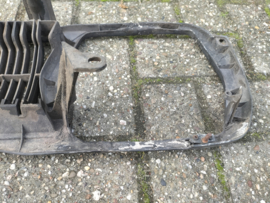 Grille Datsun Cherry F10 sedan 62303-M3903 Gebruikt, lichte schade. Scheur.