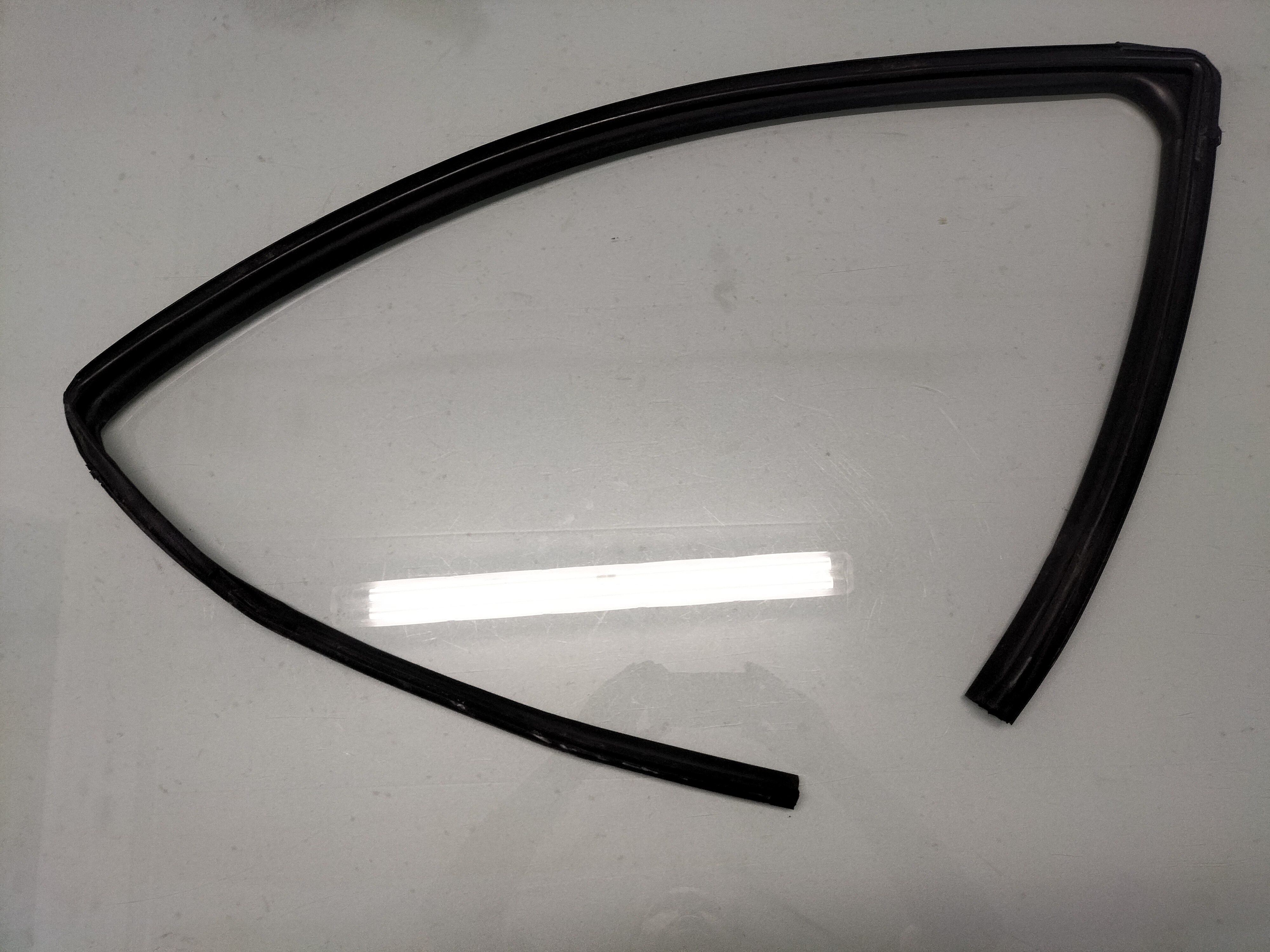 Glass run rubber-front door, left-hand Nissan Qashqai J10 80331-BR25B Used part.
