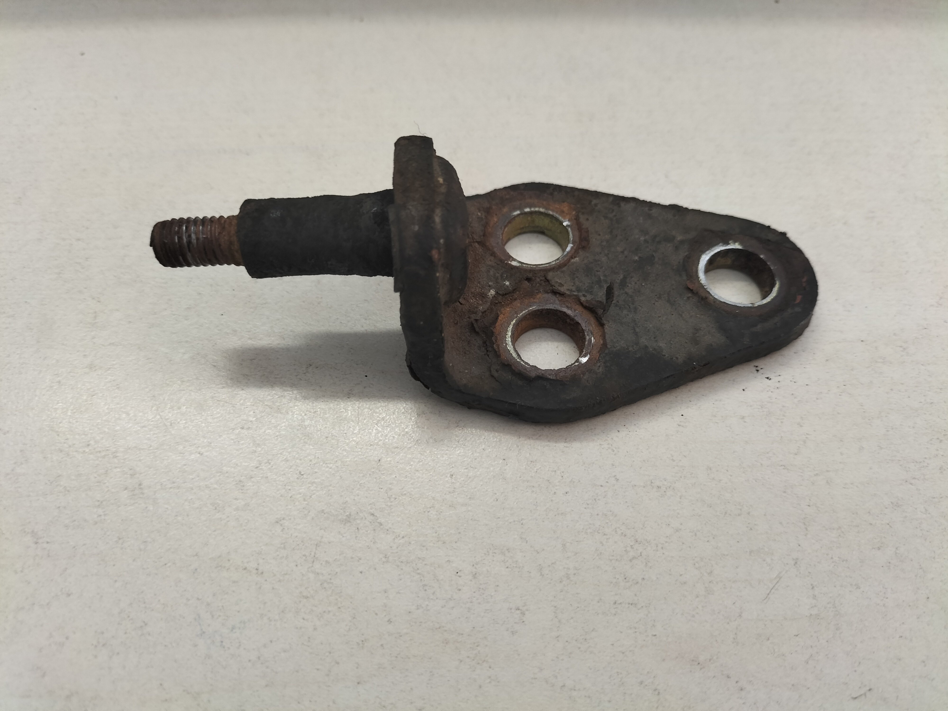 Montagesteun reactiestang stabilisator vooras Datsun Cherry E10 54625-M1000 Gebruikt.