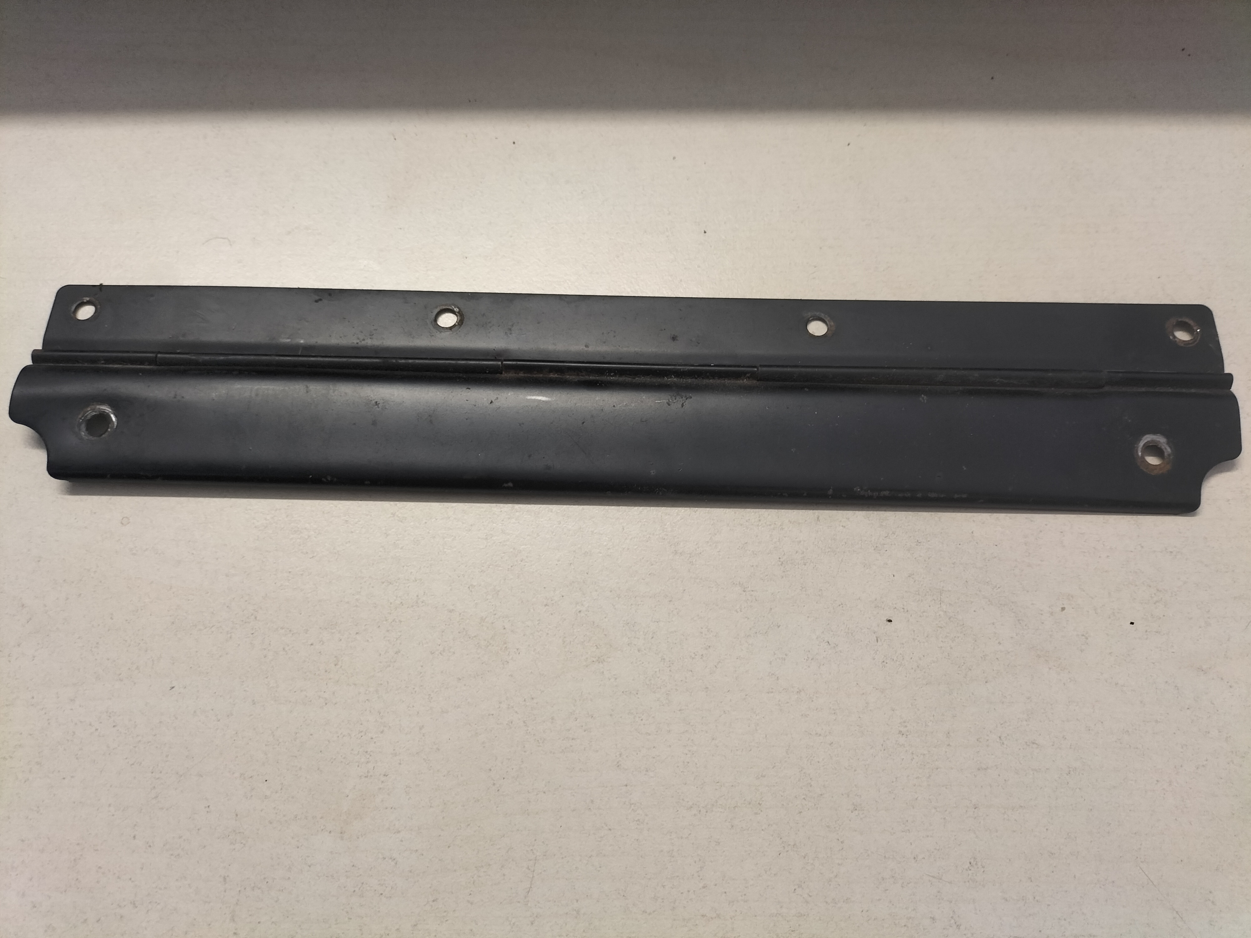 Scharnier dashboardkastje Datsun Cherry E10 68517-M0202 Gebruikt.