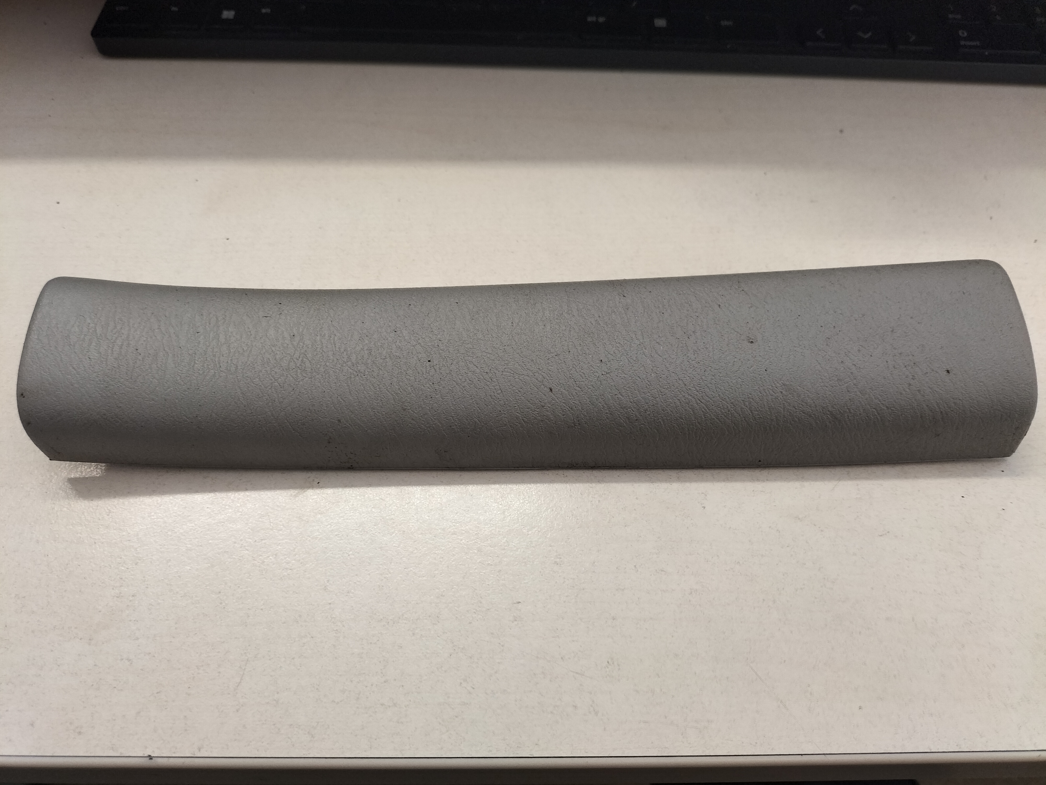Afdekkap achterklep rechtsboven Nissan Primera P11 hatchback 90900-2F712 Gebruikt.