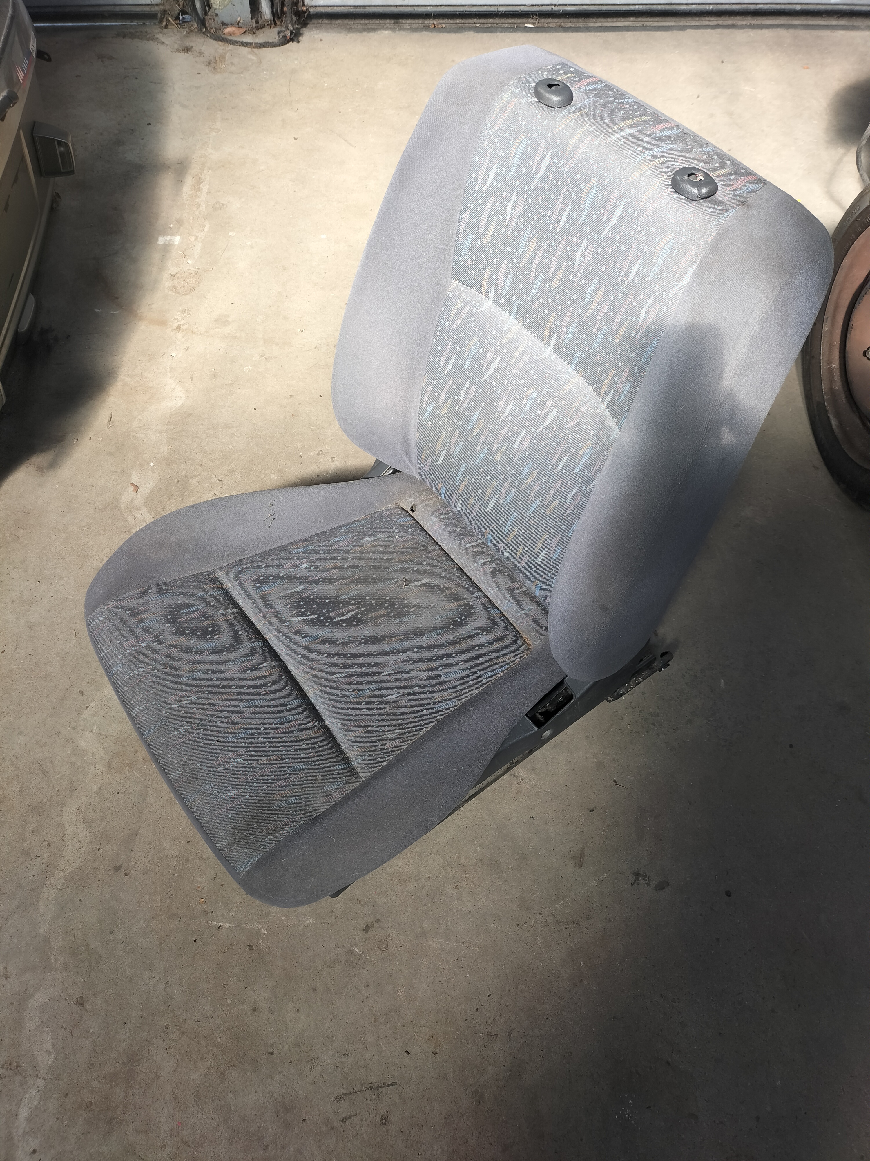 Bijrijdersstoel Nissan Primera P11 87000-3J402 Gebruikt, lichte schade.
