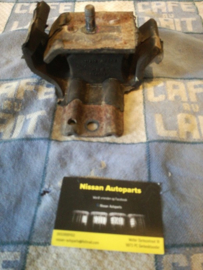 Motorsteun rechtsvoor Nissan Terrano2 R20 11210-0F002 Gebruikt.