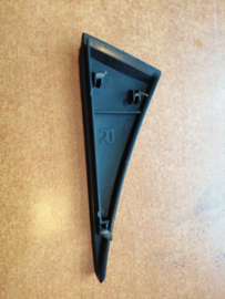 Plastic hoekstuk deurpaneel rechts Nissan 100NX B13 80900-**Y** Gebruikt.