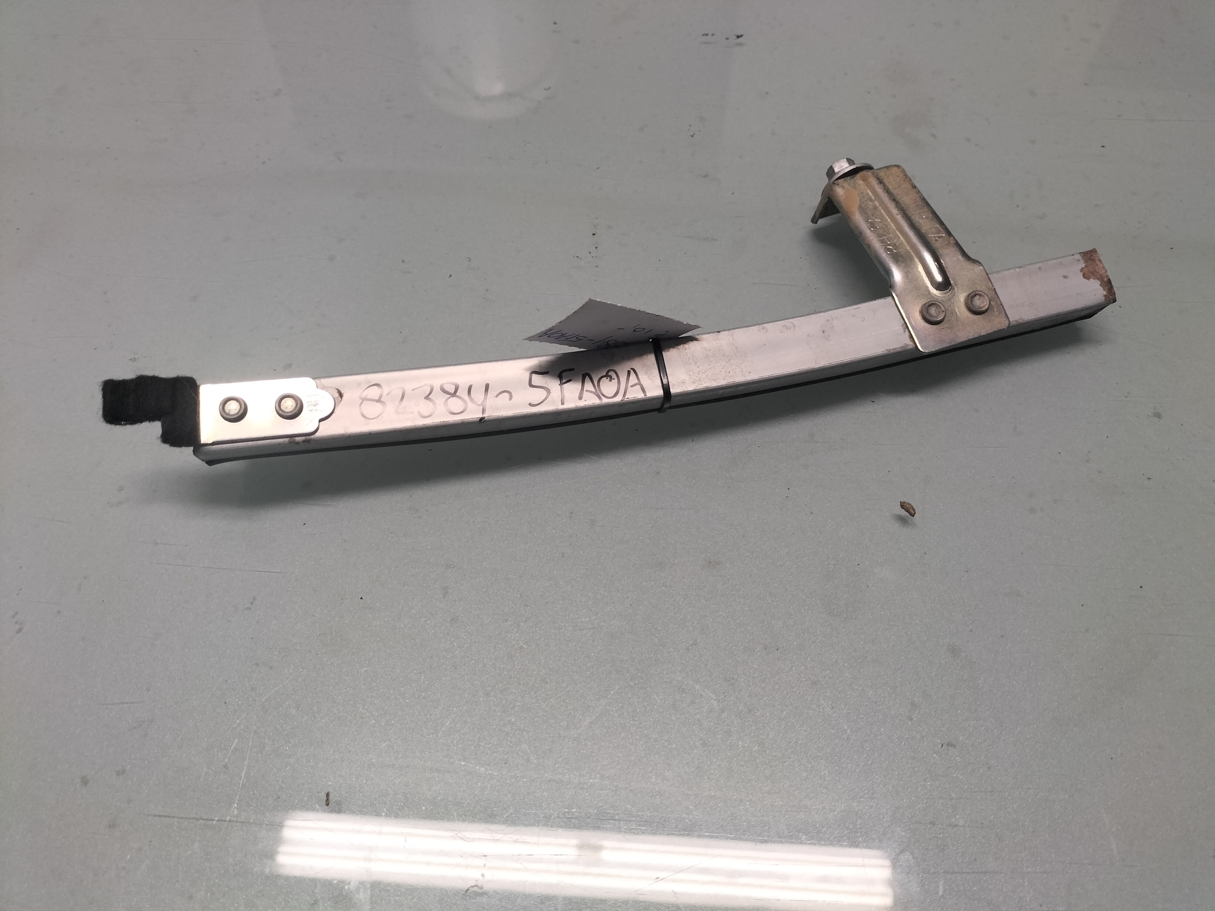 Raamgeleider Nissan Micra K14 82384-5FA0A Gebruikt