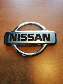 Motorkapembleem Nissan Almera N16 62890-BM400 Gebruikt.