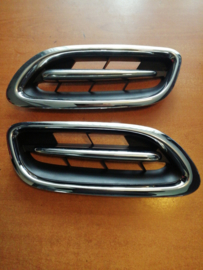 Grille front Nissan Micra K11 62310-1F525 (set left + right) Original.