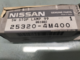 Remlichtschakelaar Nissan 25320-4M400 CA33/ CK12/ D40/ E11/ J10/ K11/ K12/ N16/ P11/ P12/ R51/ T30/ T31/ V10/ WP11/ Z33/ Z50 Origineel.