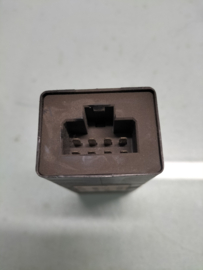 Versterker raambedieningssignaal Nissan 28516-89900 C32/ M11/ Y60 Gebruikt.