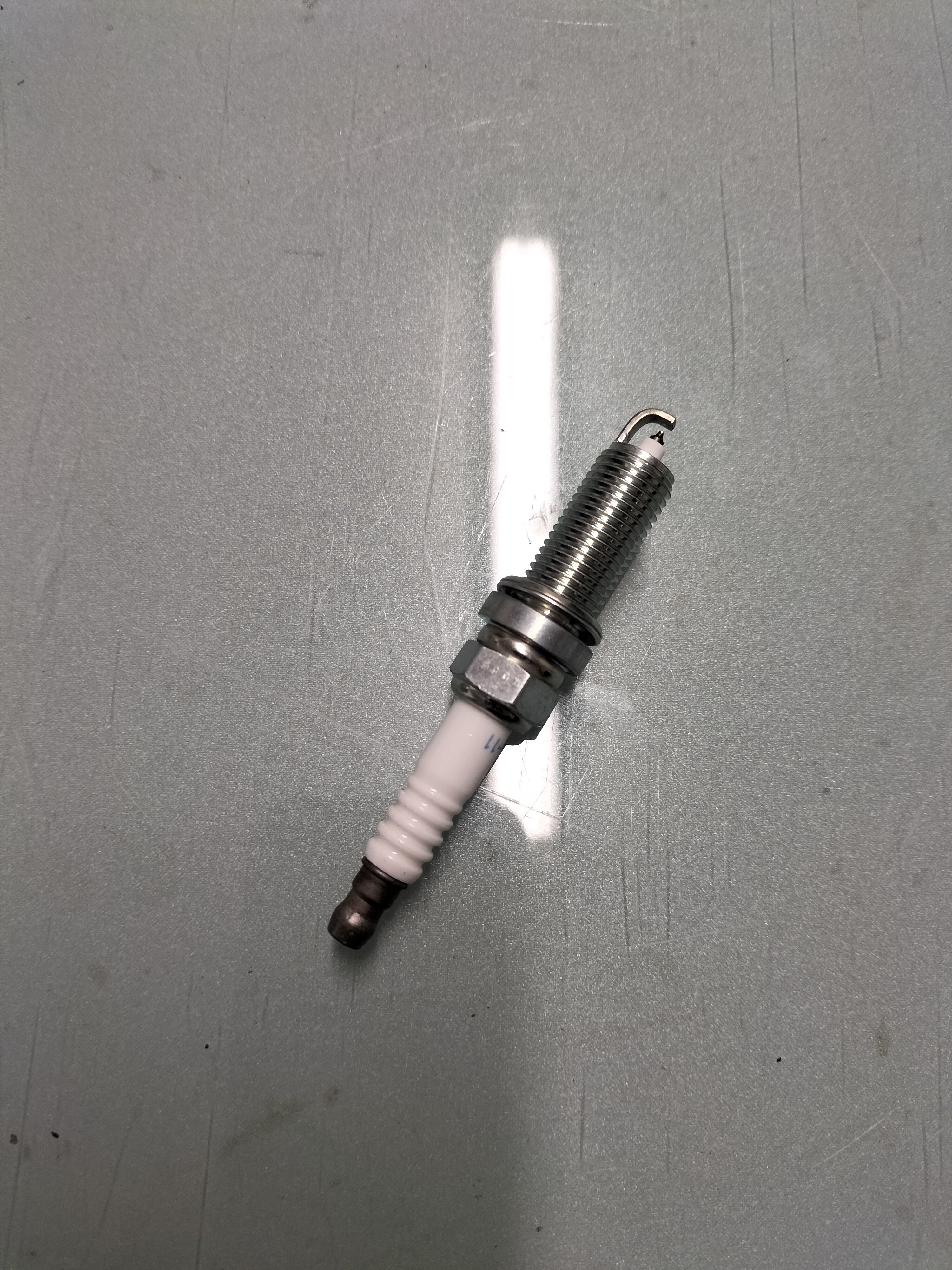 Spark plug Nissan 22401-CK81B ( NGK PLZKAR6A ) Original.