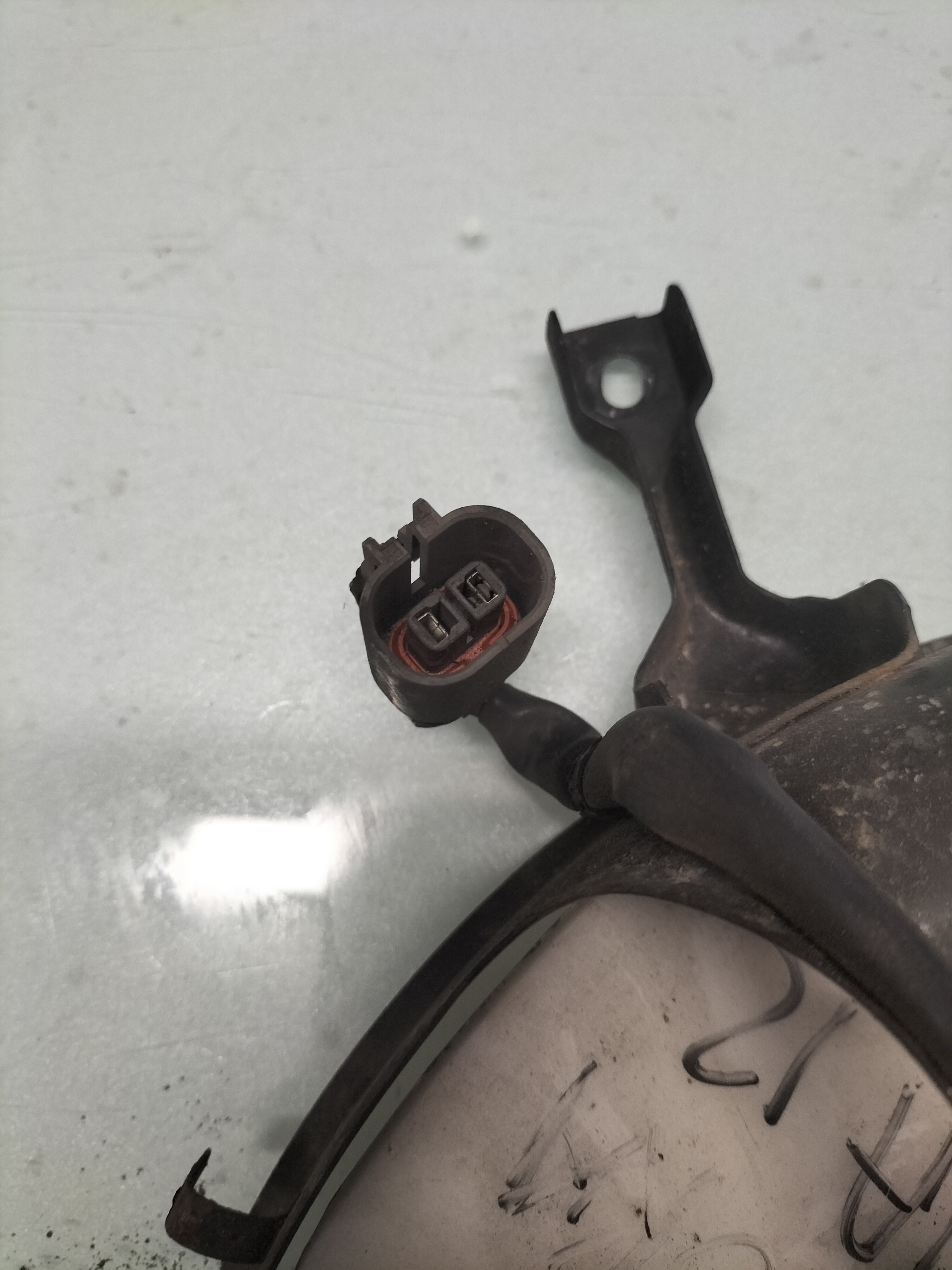 Motor & Fan with Shroud Nissan 21481-05B17 Used