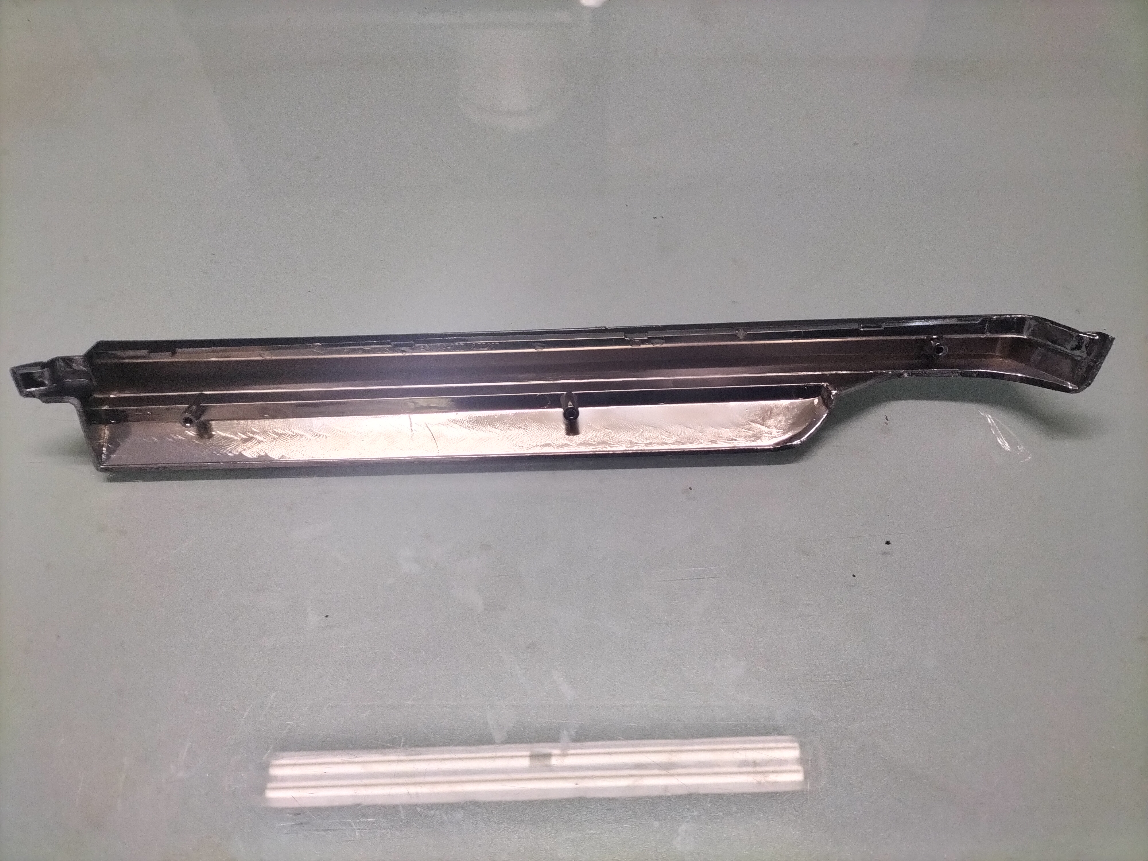 Sierlijst achterlamp rechts Nissan 26552-01L65 Origineel.