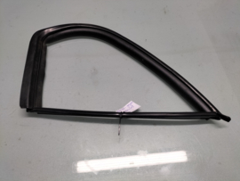 Rubber zijruit achterportier rechts Nissan 82272-90J00 Gebruikt.