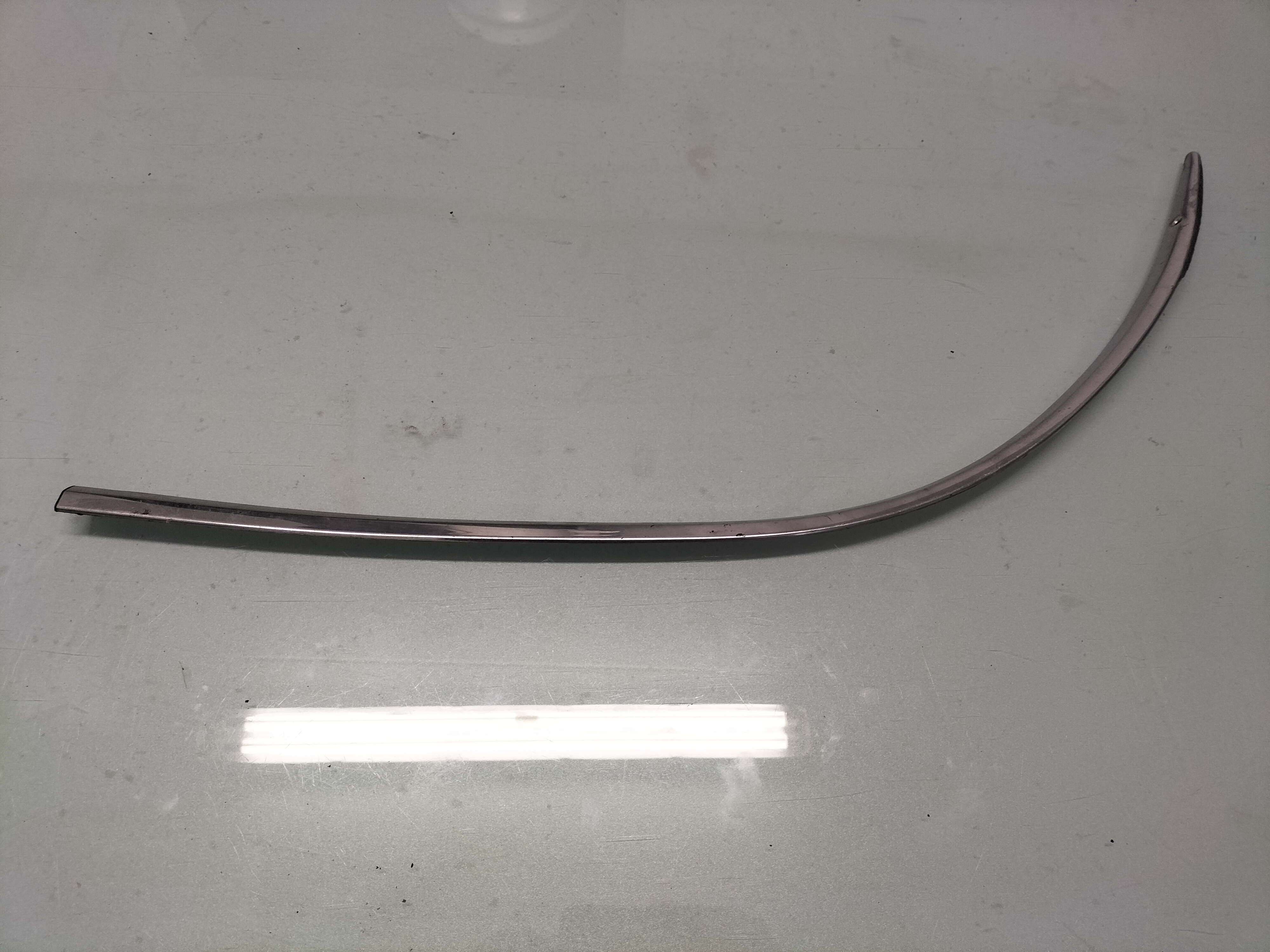 Sierlijst zijraam linksachter Datsun Cherry E10 2-deurs Sedan 76809-M0201 Gebruikt.
