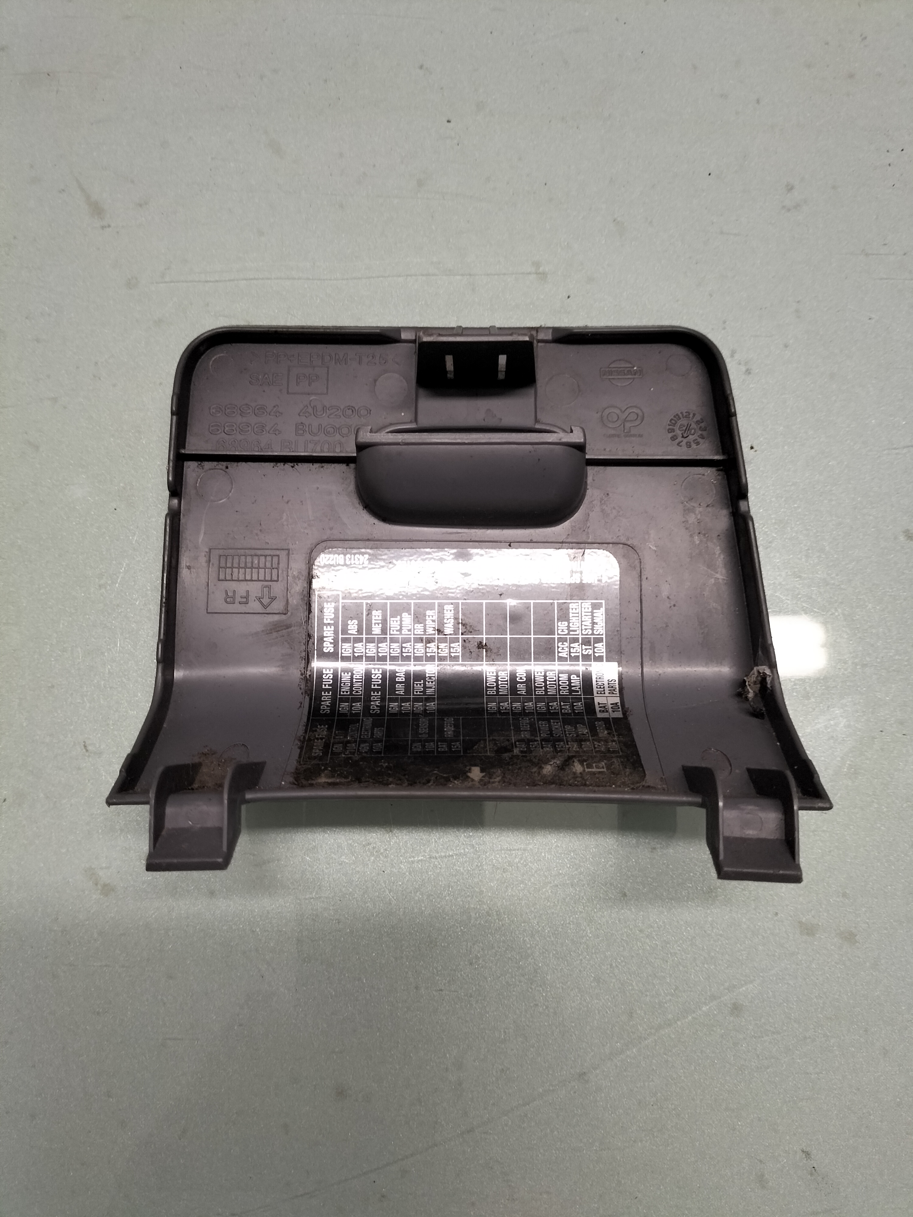 Afdekkap zekeringkast Nissan almera tino V10 68964-BU700 (68964-BU000) Gebruikt