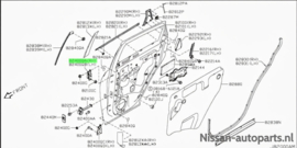 Deurscharnier achterportier rechtsboven Nissan Primera P12 82400-AV630 Gebruikt.