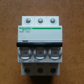 Miniatuur vermogenschakelaar 3P 50A C Schneider A9F84350 Nieuw.