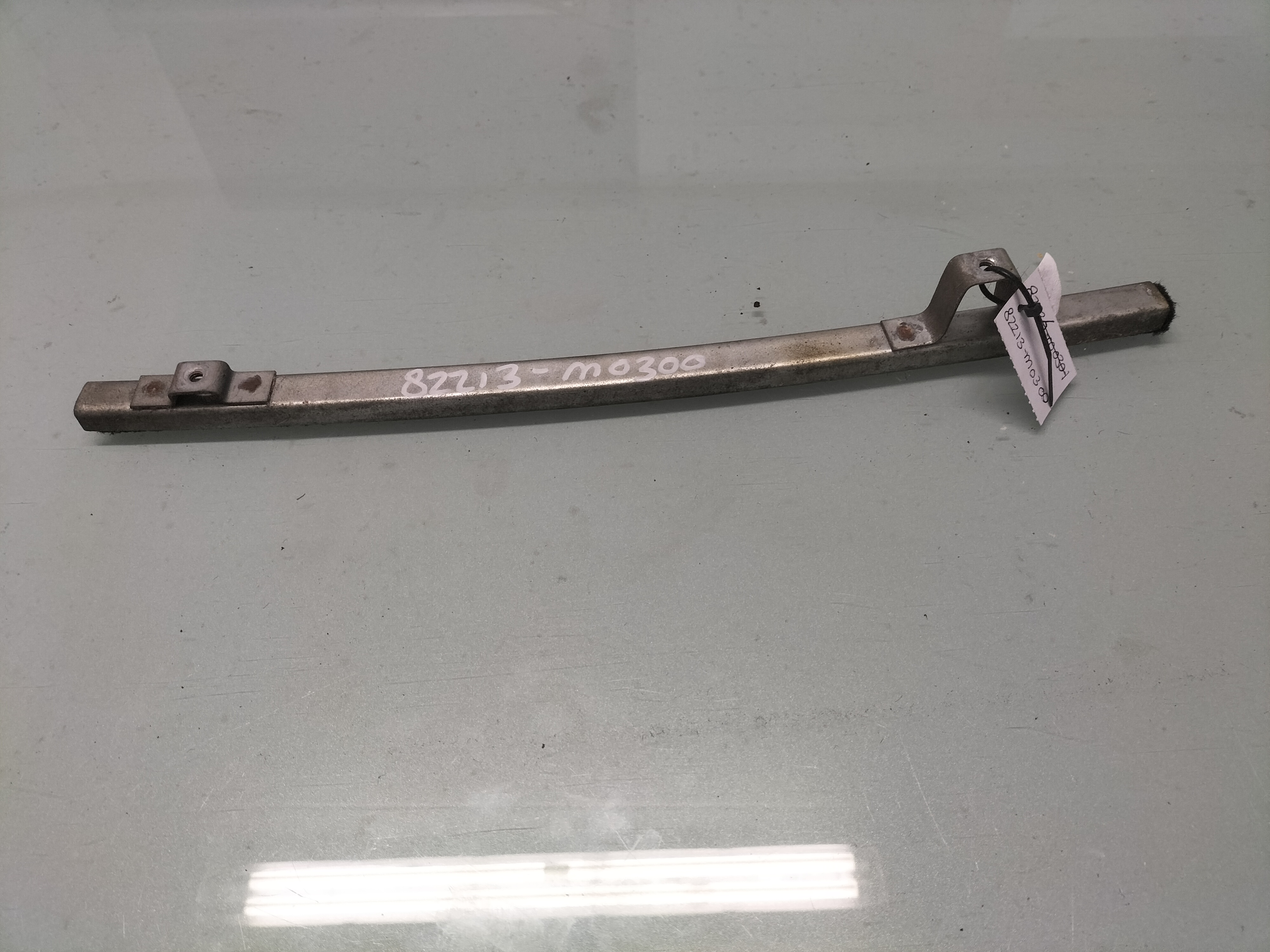 Portierraamgeleider linksachter Datsun Cherry E10 4-deurs sedan 82213-M0300 Gebruikt.