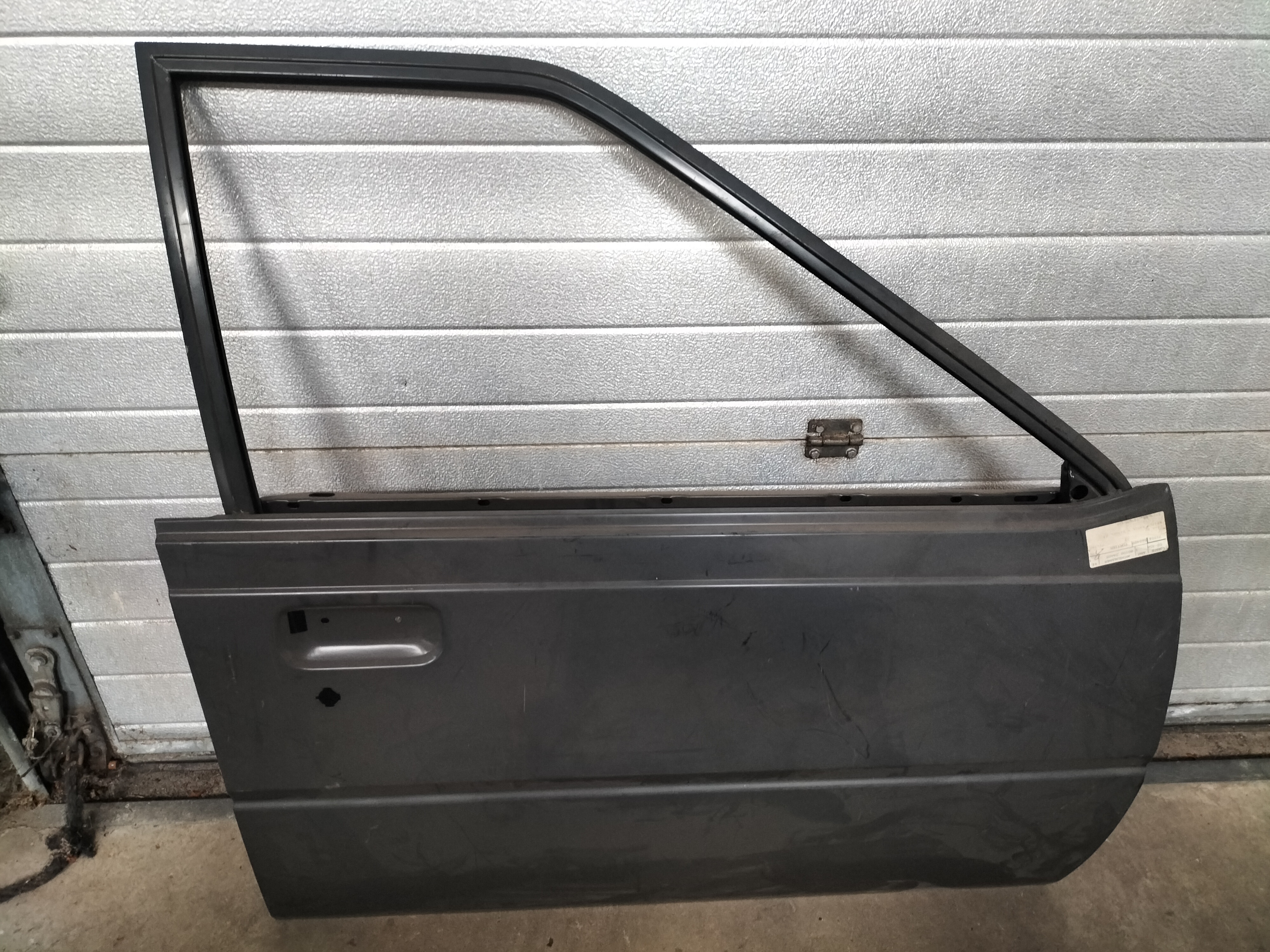 Portier rechtsvoor Nissan Sunny B11 80100-24A05 Origineel.