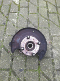 Wielnaaf linksvoor Nissan Bluebird T72 40015-D4000 Gebruikt.