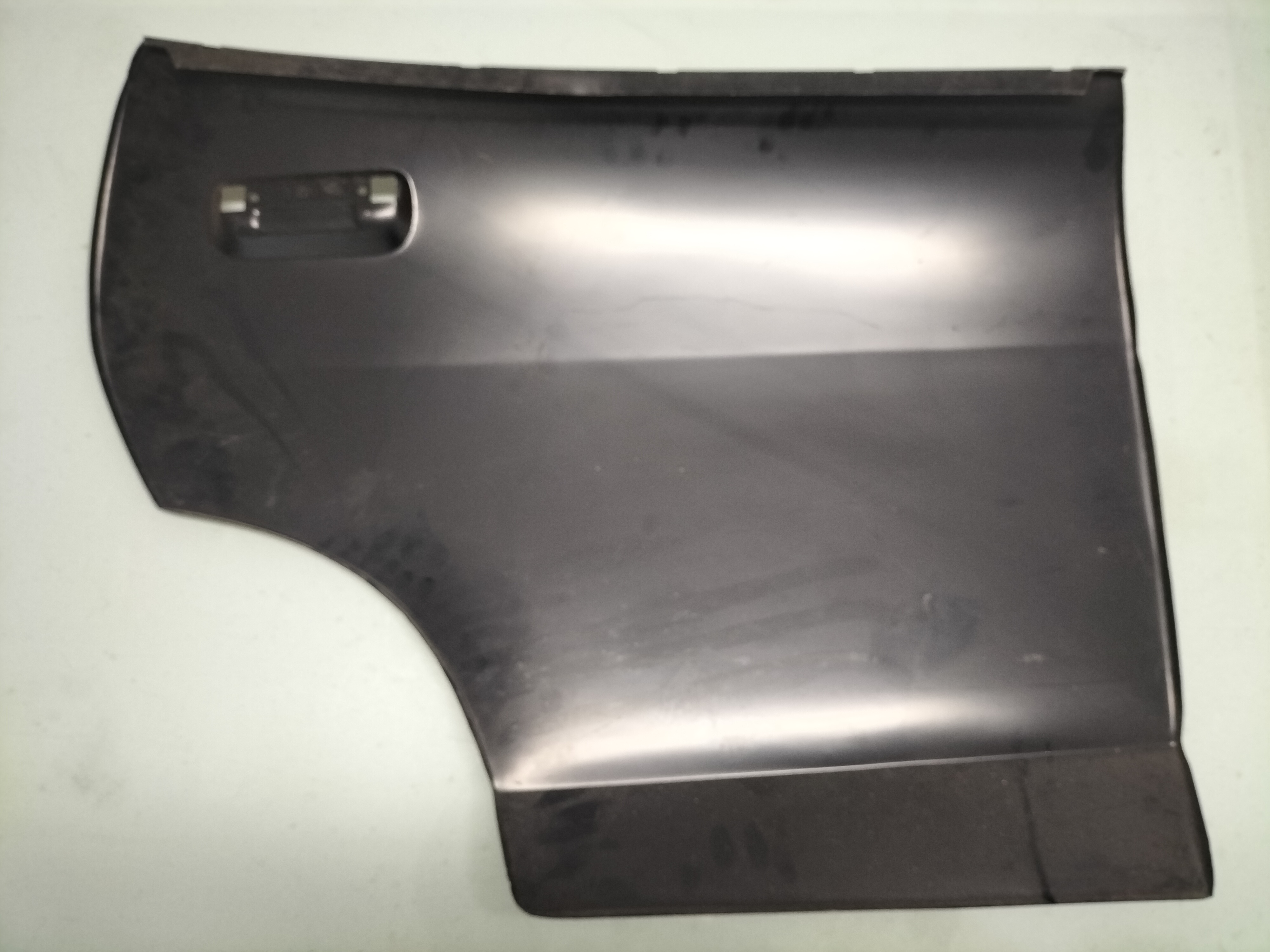 Deurpaneel buitenzijde linksachter Datsun Sunny B210 4-deurs sedan 82153-H5000 (162019-1) Nieuw.