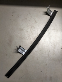 Achterste raamgeleider rechtsvoor Nissan Micra K14 80386-5FA0C Gebruikt.