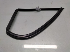 Rubber zijruit achterportier rechts Nissan 82272-90J00 Gebruikt.