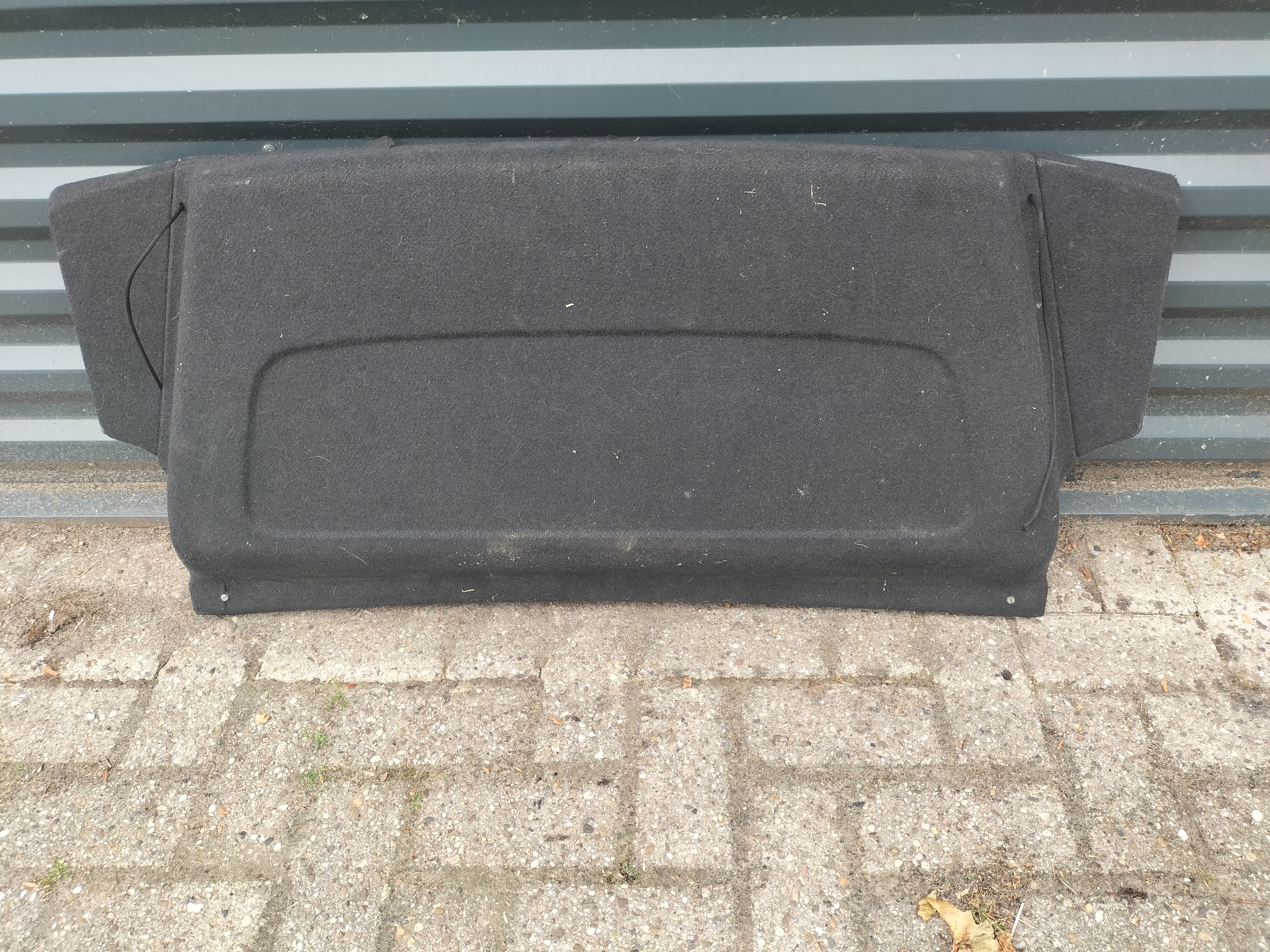 Hoedenplank Nissan Sunny N14 79910-62C00 Zonder speakergaten. Gebruikt, lichte schade.
