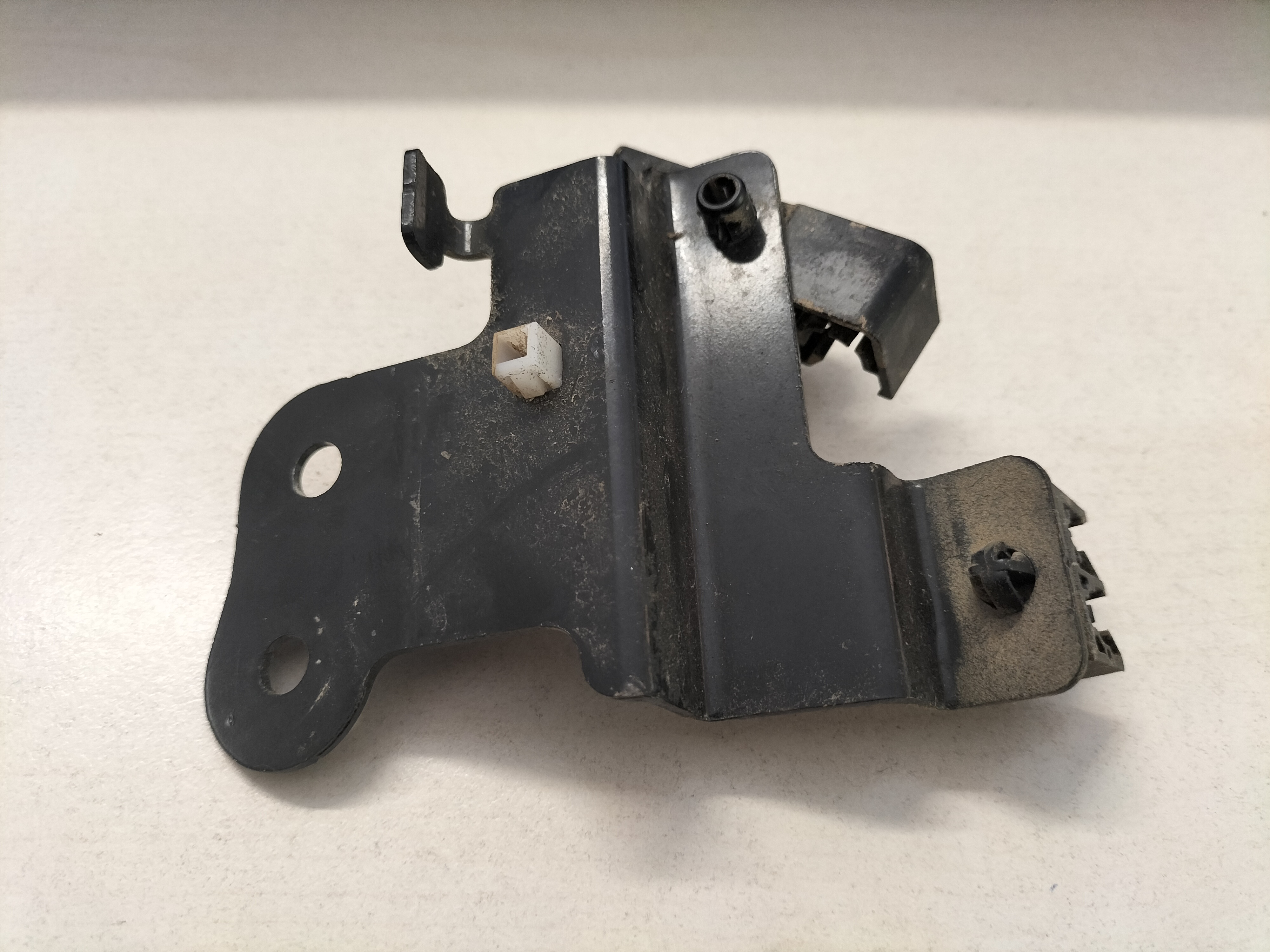 Montagesteun remleiding Nissan Micra K14 26261-5FA0A Gebruikt.