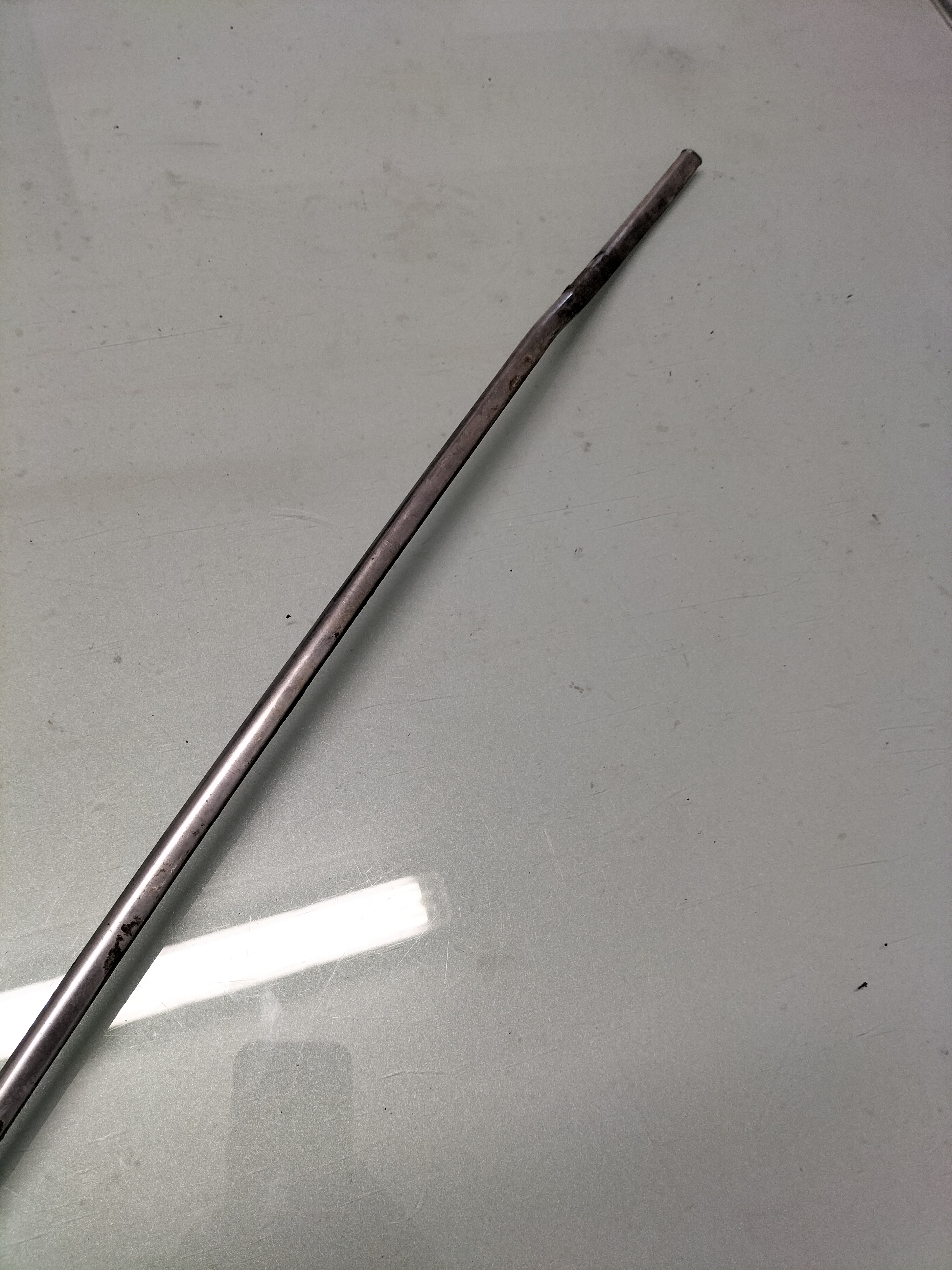Sierlijst motorkap Datsun Cherry E10 65820-M0200 Gebruikt. Lichte schade.