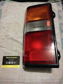 Achterlicht links Nissan Urvan E24 B6555-08N00 Origineel, zonder fittingset.